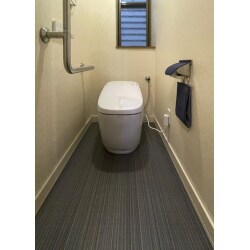 わずか半日で、古くなった組み合わせ便器から流行のタンクレストイレへ取り換えました。
工事前のタンク付きトイレと比べると、コンパクトでトイレ空間を広く使えるようになり、室内の見た目も洗練されスッキリとした印象になっています。