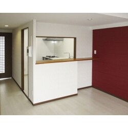 マンションの全面的なリフォームを行いました。
キッチンダイニング部分の改修。システムキッチン、システムバス、洗面化粧台、トイレ、ガス給湯器といった水廻りの設備を全て交換。床張り替え、壁・天井のクロス貼り替え、和室の襖貼り替え・畳表替え・クロス貼り替え、全室のスイッチ・コンセントのカバー類交換、照明器具の交換、仕上げのハウスクリーニングまでを行うことで、まるで新築のように生まれ変わりました。