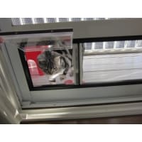 愛猫のために履きだし窓に専用出入り口をもうけました。