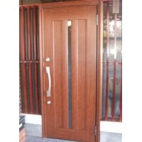 木製の玄関ドアを木目調の金属製ドアに取り替えました