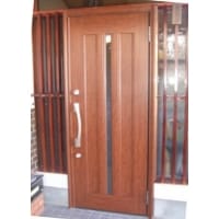高級感のある木製玄関ドアを木調の鋼製ドアに取り替えました