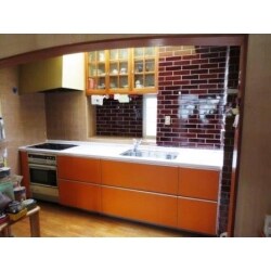 オレンジのキッチンは、茶色系の床と壁との相性は抜群であり、お洒落に仕上がりました。