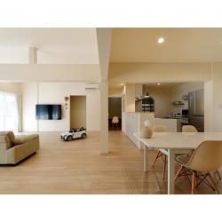 建て替えではなく、たくさんの思い出の詰まったご実家を住み継いでいきたいとお考えでした。
耐震性能の向上や屋根の軽量化、柱の補強等で安心して住まうことのできるようお家を「強化」。
ご実家に新たな息吹を吹き込み、これからも長く住み継いでいけるお家になりました。