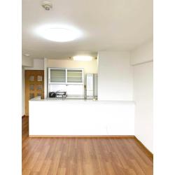 LDKのフローリングは、落ち着いた色にすることでキッチン扉色をより映えるように。
圧迫感のあった空間は明るくなり、使い勝手や収納量も十分にご満足いただけました。
