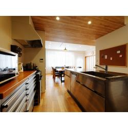 一番のご希望の明るく広々としたLDKは、間取りを変更しました。
憧れのアイランドキッチンはサンワカンパニーのステンレスキッチンを採用。
木のぬくもりを感じることができるよう、突板のフローリングを張りました。
建具やクロスとのバランスも良く、ほっと落ち着くお家になりました。