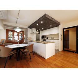 来客が多く、LDKが手狭になってきたため間取りも変更しました。LDKには憧れのオーダーキッチン。リビングから廊下につながるドアはクリアにし、お客様にも気兼ねなく入ってきてもらえるように演出しました。玄関にはエコカラットを張り、友人をお出迎え。
