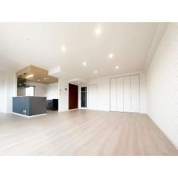 リビング横の和室を撤去してリビングに取り込み広々としたLDKに。天井も高さを合わせて、つながりを持たせました。キッチン前の吊り戸や垂れ壁も撤去し、見渡しがきくようになりました。