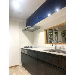 古くなった水まわりのリフォームをご依頼でした。キッチンは吊り戸に差し色としてブルーを採用。洗面は天井や床にグレーを配色し、スタイリッシュに仕上げました。
　
