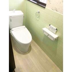 既存のタイルを活かし、明るいナチュラルなトイレ空間に。
