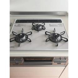 ガラスコーティングを施したトップはお手入れしやすく、美しい仕上がりです。