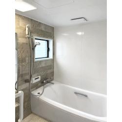 古くて味気のないお風呂が、石目調デザインが加わり落ち着ける空間になりました。