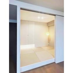 ウォークインクローゼットを子ども部屋にも使える和室にリフォーム。照明はその時々により明るさを調整できます。

