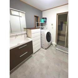 壁付け水栓で使い勝手の良い洗面化粧台を採用。洗面扉色とアクセントクロスが調和し素敵な洗面室に。