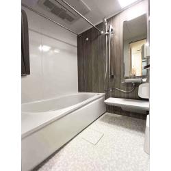 築年数も経ち、水まわり設備の劣化によりリフォーム。水まわり設備はお手入れが簡単なものを採用。キッチンは閉鎖的な壁を取り払い、開放的になりました。