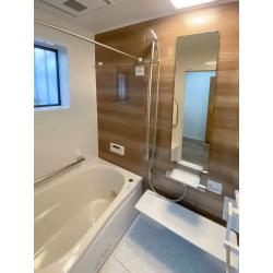 水まわりや内装が経年により老朽化しているためリフォーム。落ち着いた色で統一、さらに体の負担にならない設備を選びました。
