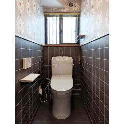 トイレ空間をがらりと一変。相性の良いクロスを組み合わせレトロモダンな雰囲気に。
