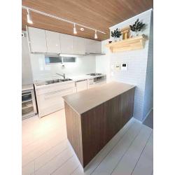 たっぷりしまえる収納と使いやすく工夫された吊戸棚。既製品、造作をミックスしたカウンターも魅力です。