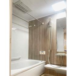 ひんやりしたタイル床から断熱材入りの樹脂床にリフォーム。ストレスのない入浴時間に。