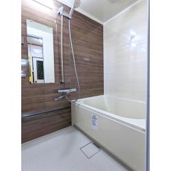 2色の木目の壁パネルが美しい内装。人造大理石浴槽のきらめきもきれいです。
