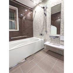 壁や床はお手入れしやすく。豪華さも備わった魅力的なお風呂になりました。