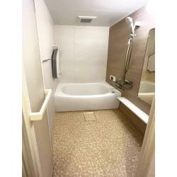 水漏れの不安からリフォーム。木目調の落ち着いた壁に囲まれた癒しのお風呂に。
