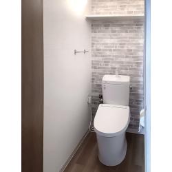 最新トイレにリフォーム。内装はレンガ調とダークブランで重厚感をプラス。

