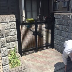 三協アルミの門扉を提案させて頂きました。
縦格子タイプにしたので広く感じ、開け閉めもラクラクです。
