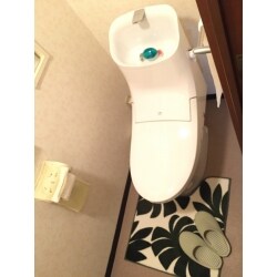 リクシルのシャワートイレ一体型を提案しました。
一体型なのでお手入れが楽になりました。
床も新しくブラウンにしたので便器のピュアホワイトがさらに映えます！