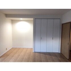 明るいナチュラルテイストな仕上りになりました。
床の間だった所には学習机を設置予定。
真上からのライトでデスク上も明るく部屋もスッキリお使い頂けます。