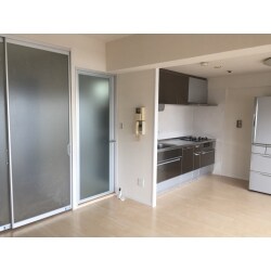 長年、ご両親が住まわれていたマンション。
ずっと、手入れしてなかったので思い切って全面リフォームを希望されました。
スタイリッシュな空間にしたい、カーペットを全面フローリングにして
リビングを広くしたい・・・などのご要望を頂きました。