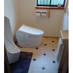 家を建ててから一度も交換していないトイレ。
タンクも昔のものでとても水を使うので節水タイプにしてお掃除のしやすいものをご希望されていました。
大便器も小便器も節水ﾀｲﾌﾟのものに取替え。
小便器は下側をすかして壁に取り付け便器の下側もお掃除しやすいように。
内装も白系で統一し非常に明るくなりました。