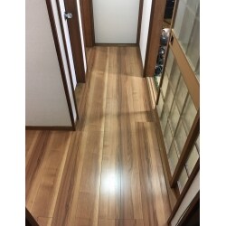 木目の滑らかな今風のフローリングに張り替えました。