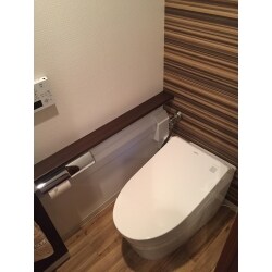 既存のタンク付トイレを、手洗い付のタンクレストイレに取り替えました。
アクセントクロスの効果もあり、モダンでスタイリッシュなトイレに仕上がりました。