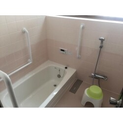 おばあちゃんが安全に使えるお風呂にしたいというご要望でした。安全に跨げる低い浴槽に取り替え、手すりを設置し、クッション性のある床専用シートを施工しました。