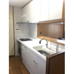 真っ白のキッチンで明るくなり、しかも高機能搭載で便利に！