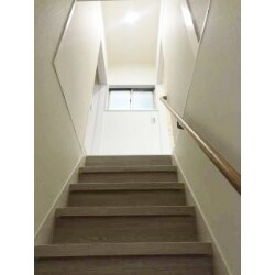 180.貼り替え工事で光を通す階段に