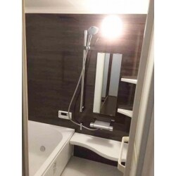 191.木目柄のアクセントで、シックな雰囲気のお風呂に