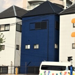 同じ外観の家が5軒が並んだ中の1軒なので、『人と違った色にしたい』とのご要望。ご主人の好みの濃い目のブルーを選定しました。個性的な外観に生まれ変わりました！
