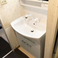 一面鏡から三面鏡になり、洗面ボウルの面積も広くなりました。