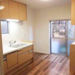 床は下地からし直し、その際に断熱材を充填することで
下からの寒さを抑え、部屋の暖かさを保つことができます！