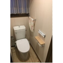 ピンクを取り入れたいという強いご希望がありました。
トイレはピュアホワイト、床にナチュラルウッド、壁にピンクストライプ。
全体的な調和のとれた優しい色の空間へと変身しました。