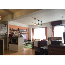 予算が厳しかったのですが、旦那様が大変器用な方で手作りの机、掘りごたつの空間を作りました。
造作家具は旦那様にお任せし、全体の大枠だけ工事させていただきました。
驚くほど素敵な仕上がりになりました！