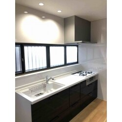 白を基調とした広々キッチンに生まれ変わりました。
人造大理石の天板が空間に生えます。
ビルトイン食洗器により、調理スペースも増え快適に。