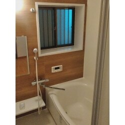 キッチンは、がらっと雰囲気を変えシックなダークブラウンに。
従来のキッチンはレンジフードの出っ張りがありましたが
フラットなタイプに変更したことで、よりスッキリした印象になりました。
お風呂は在来からユニットバスにリフォームしたことにより保温性が格段にアップしました。
フローリングと建具はキッチンの扉色とあわせ、落ち着いたコーディネートにしました。