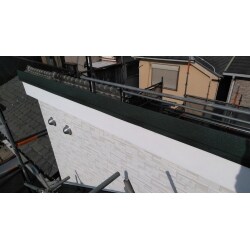 屋根全体のカバー工法での施工をご提案しました。
下地に腐らない樹脂材料を使い、ビスが抜けやすくなることもありません。
飛びにくい金属屋根を採用。