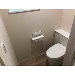 すっきりしたデザインのLIXIL製リフォレをご提案。
後ろに収納が付いており、トイレットペーパーの替えやお掃除道具もしまえます。