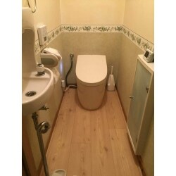 既存のトイレ手洗いもあるので、タンク無しのTOTO製ネオレストをご提案。
汚れを防ぐ・除菌する・お掃除しやすいと三拍子そろったとても優秀なトイレです。
お掃除のストレスから解放され、お客様も大満足！