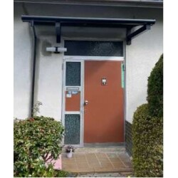 庇を新しくしたことで雨漏れや落下の心配もなくなりました。
支えの柱をなくしたことで玄関まわりもすっきりした印象です。