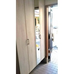 家族が増え成長に伴い、物も多くなってきたため収納もたくさん取れるようにしたいとのご要望により、玄関収納は今まで入りきらなかった靴や物がたくさん入る、トールタイプにしました。
