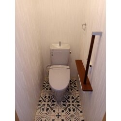 2階の踊り場スペースと押入れの間口を縮小し、トイレを新設しました。
ふすまを木建具に取替、内装クロスを張り替え、きれいなお部屋になりました。
在来のお風呂をユニットバスに改修。
保温効果のあるお風呂と浴室暖房で冬場でも安心です。
ご高齢のお母さまにも安心してお住まいいただけるお家になり、ご満足いただけました。